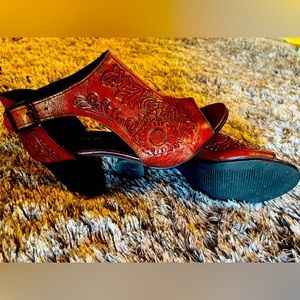 Women’s Roper leather pick toe shoes.